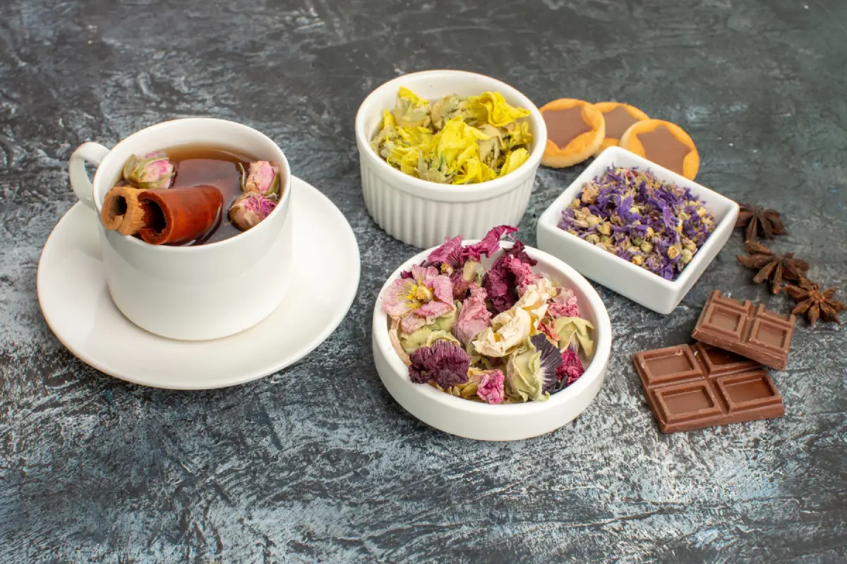 A cup of tea with aromatic floral infusions and chocolate, ideal for pairing.